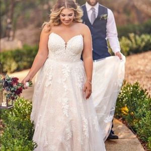 Beautiful wedding dress never worn. Size 34